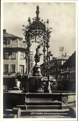 Ak Göttingen in Niedersachsen, Blick zum Gänselieselbrunnen