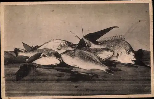 Künstler Ak Japan, Fische auf einem Tisch