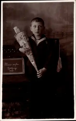 Foto Ak Glückwunsch Einschulung, Junge mit Zuckertüte
