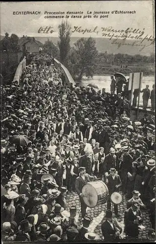 Ak Echternach Luxemburg, Procession dansante commence la danse pres du pont