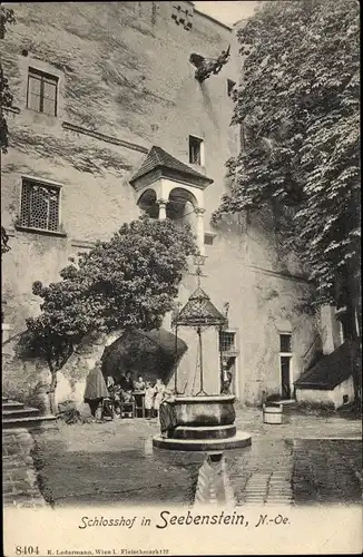 Ak Seebenstein in Niederösterreich, Schlosshof