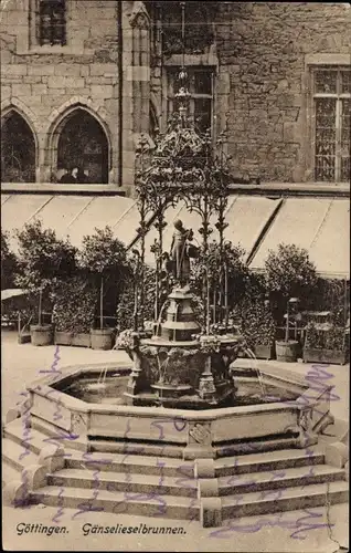 Ak Göttingen in Niedersachsen, Gänselieselbrunnen vor dem Rathaus