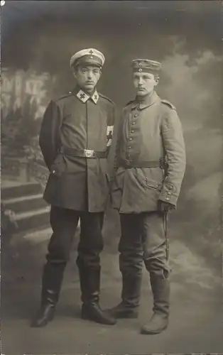 Foto Ak Zwei deutsche Soldaten in Uniformen, Sanitäter
