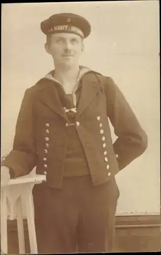 Foto Ak Deutscher Matrose in Uniform, Standportrait, I. Werft Division, Kaiserliche Marine