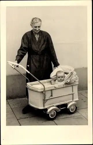 Foto Ak Portrait einer Großmutter mit Enkelkind im Kinderwagen