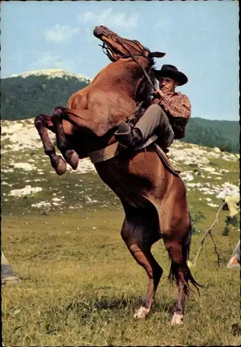 Ak Filmszene aus Winnetou II, Forrester auf seinem Pferd, Portrait vor Berg
