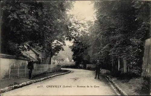 Ak Chevilly Loiret, Avenue de la Gare, gendarmes