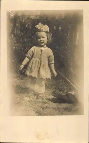 Foto Ak Kleines Mädchen, Ball, Teddy