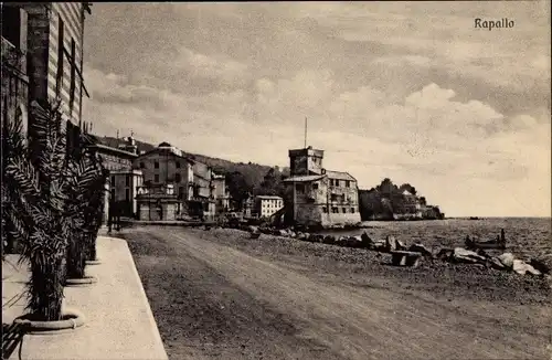 Ak Rapallo Liguria, Ortspartie mit Felsküste, Blick von der Promenade aus