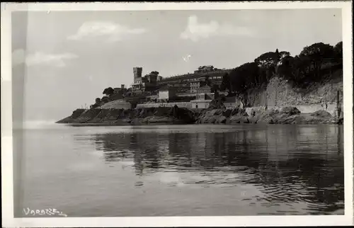 Foto Ak Varazze Liguria, Panorama vom Ort vom Wasser aus