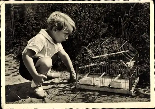 Foto Ak Kleiner Junge mit Vogelkäfig