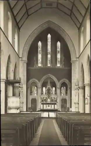Foto Ak Loughton Essex East England, Innenansicht der Kirche, Altar