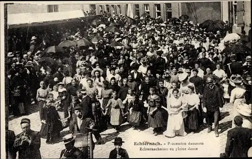 Ak Echternach Luxemburg, Procession dansante, Pleine danse