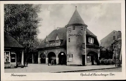 Ak Neuruppin in Brandenburg, Bahnhof Reinsberger Tor, Straßenansicht