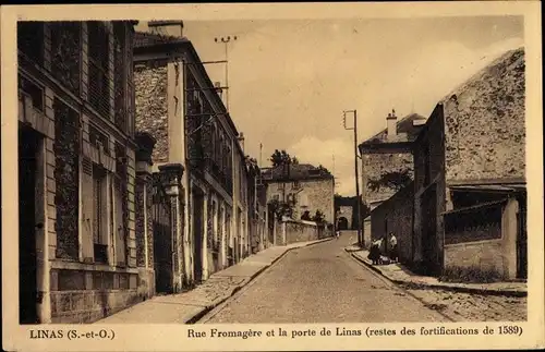 Ak Linas Essonne, Rue Fromagere et la porte de Linas, restes des fortifications de 1589