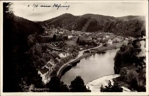 Ak Ziegenrück am Schiefergebirge Thüringen, Panorama vom Ort, Saalepartie, Bahnbrücke