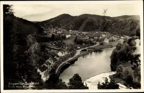 Ak Ziegenrück am Schiefergebirge Thüringen, Panorama vom Ort, Saalepartie, Bahnbrücke