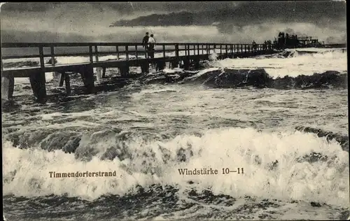 Ak Timmendorfer Strand in Ostholstein, Partie an der Meerbrücke bei Sturmflut, Windstärke 10-11