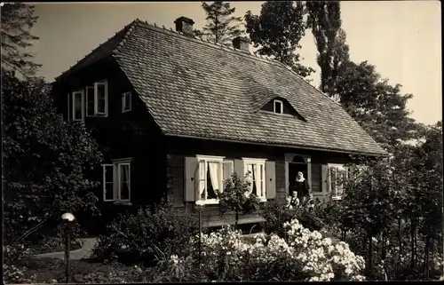Foto Ak Deutschland, Ansicht eines Bauernhauses, blühender Garten