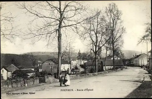 Ak Pouxeux Lothringen Vosges, Route d'Epinal, Blick auf den Ort