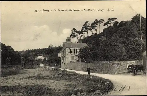 Ak St. Peter's Valley Jersey Kanalinseln, street view, Villa, carriage