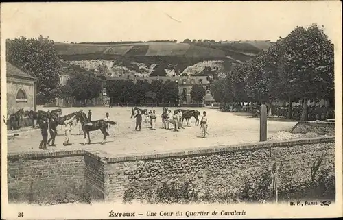 Ak Évreux Eure, Une Cour du Quartier de Cavalerie