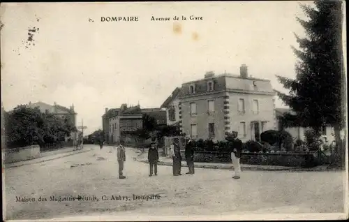 Ak Dompaire Lothringen Vosges, Avenue de la Gare, Männer, Straßenpartie