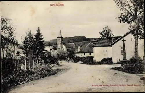 Ak Hurbache Lothringen Vosges, Straßenpartie, Blick auf den Ort, Kirche