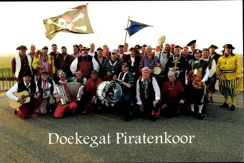 Foto Ak Doekegat Piratenchor, Gruppenbild, Piratenfahne, Akkordeon, Gitarre, Uithuizen