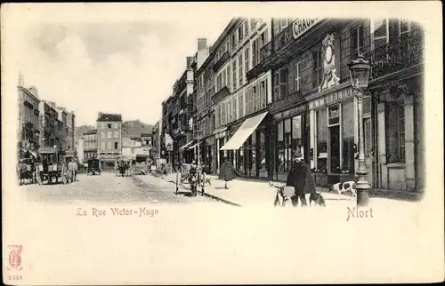 Ak Niort Deux Sèvres, La Rue Victor Hugo, magasin a l'Horloge