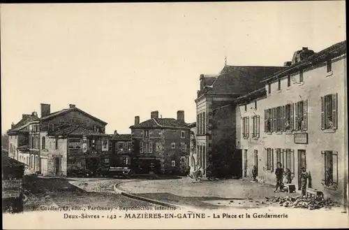 Ak Mazieres en Gatine Deux Sèvres, La Place et la Gendarmerie