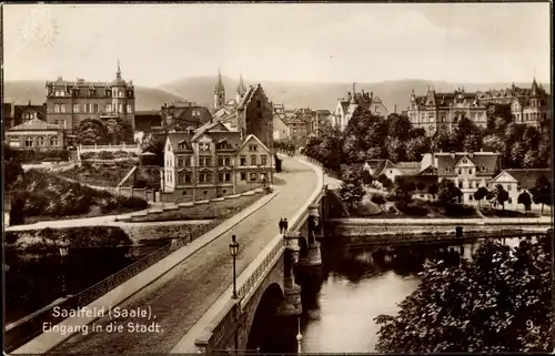 Ak Saalfeld an der Saale Thüringen, Eingang in die Stadt, Brücke
