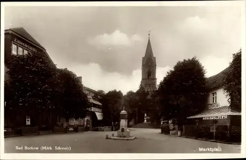 Ak Buckow in der Märkischen Schweiz, Marktplatz, Zentralhotel, Kirche, Brunnen