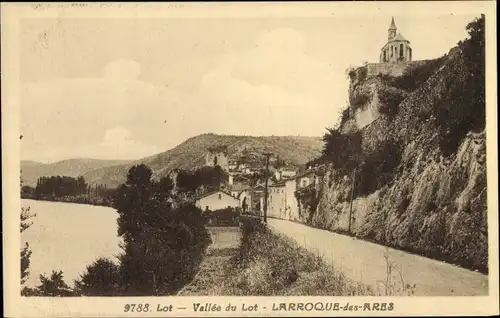Ak Larroque des Ares Lot, Vallée du Lot, vue partielle du village, rue, rivière, Chapelle, collines