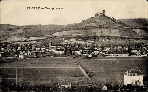 Ak Saint Céré Lot, vue générale de la ville, colline, Château de Saint-Laurent Les Tours, champs