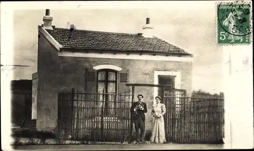 Foto Ak Hauts de Seine, Mann und Frau vor einem Wohnhaus