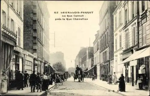 Ak Levallois Perret Hauts de Seine, La Rue Carnot pres la Rue Chevallier