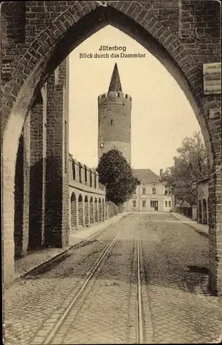 Ak Jüterbog in Brandenburg, Blick durch das Dammtor