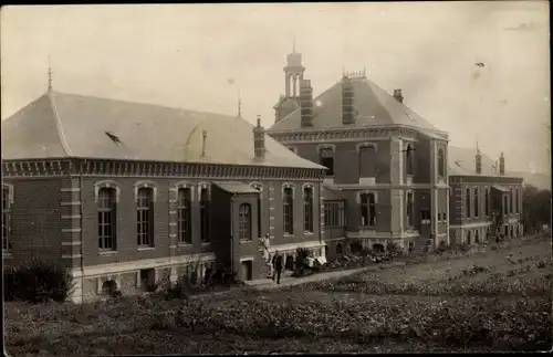 Foto Ak Longwy Lothringen Meurthe et Moselle, Blick auf ein Gebäude