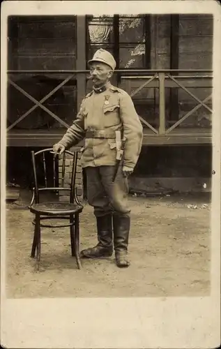 Foto Ak Kuk Soldat in Uniform, Standportrait, Bajonett, Orden