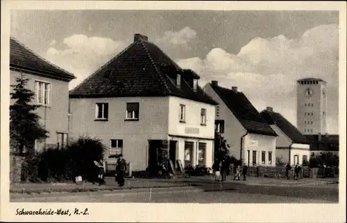 Ak Schwarzheide in der Niederlausitz, Straßenpartie in der Stadt, Wasserturm