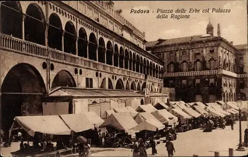 Ak Padova Padua Veneto, Piazza delle Erbe col Palazzo della Ragione