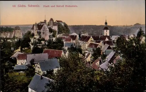 Ak Hohnstein in der Sächsischen Schweiz, Totalansicht der Ortschaft, Schloss