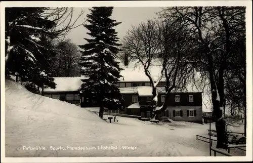 Ak Pöbeltal Dippoldiswalde im Osterzgebirge, Sport und Fremdenheim Putzmühle, Winteransicht