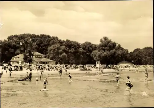 Ak Ueckermünde in Mecklenburg Vorpommern, Badepartie mit Strand