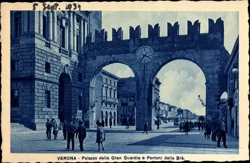 Ak Verona Veneto, Palazzo della Gran Guardia e Portoni della Bra, Straßenansicht, Stadtuhr