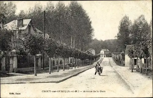 Ak Crouy sur Ourcq Seine et Marne, Avenue de la Gare, arbres, homme avec brouette