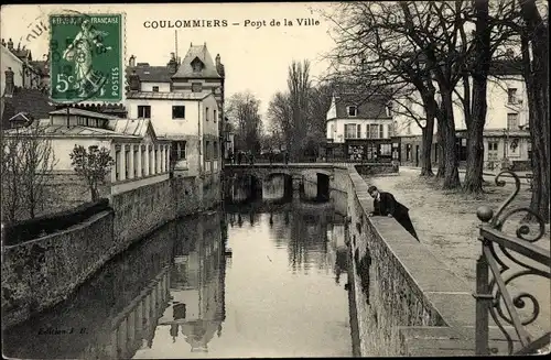 Ak Coulommiers Seine et Marne, Pont de la Ville, canal, homme, arbres, maisons