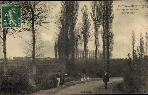 Ak Choisy en Brie Seine et Marne, Paysage sur les bords du Vannetin, hommes, arbres, rue