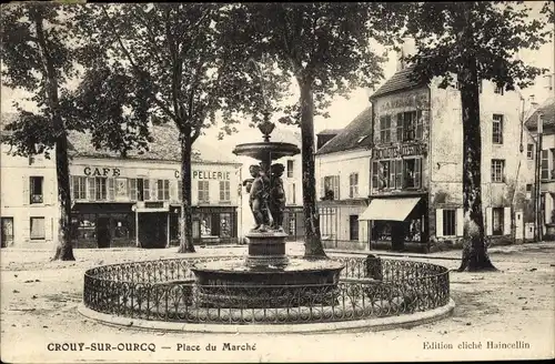 Ak Crouy sur Ourcq Seine et Marne, Place du Marché, fountaine, arbres, Café, Bicyclettes Accessoires